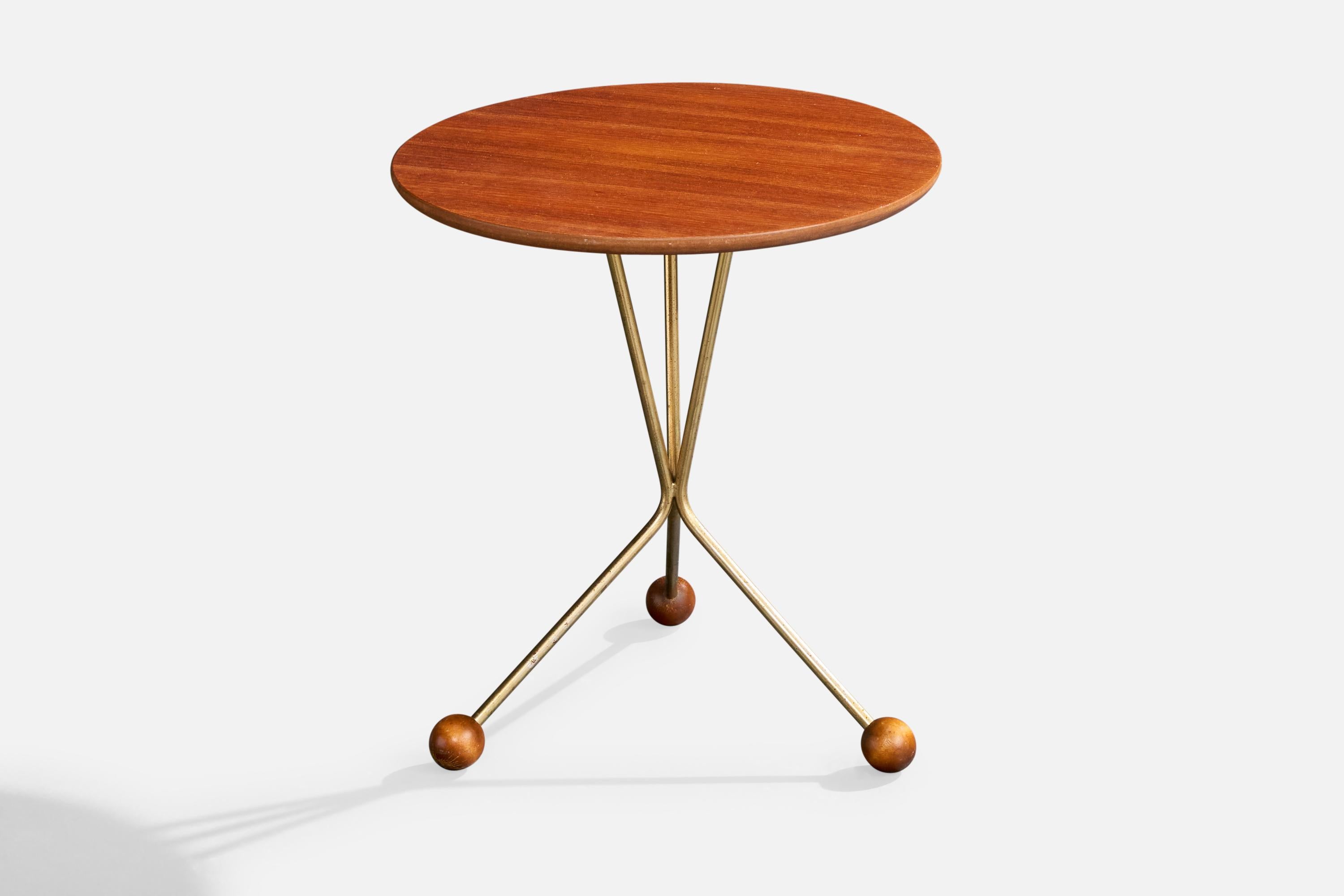 Table d'appoint en teck et laiton produite par Alberts Tibro, Suède, c. 1950.

Les pieds en laiton présentent une forte oxydation.

Dimensions globales (pouces) : 16.75 