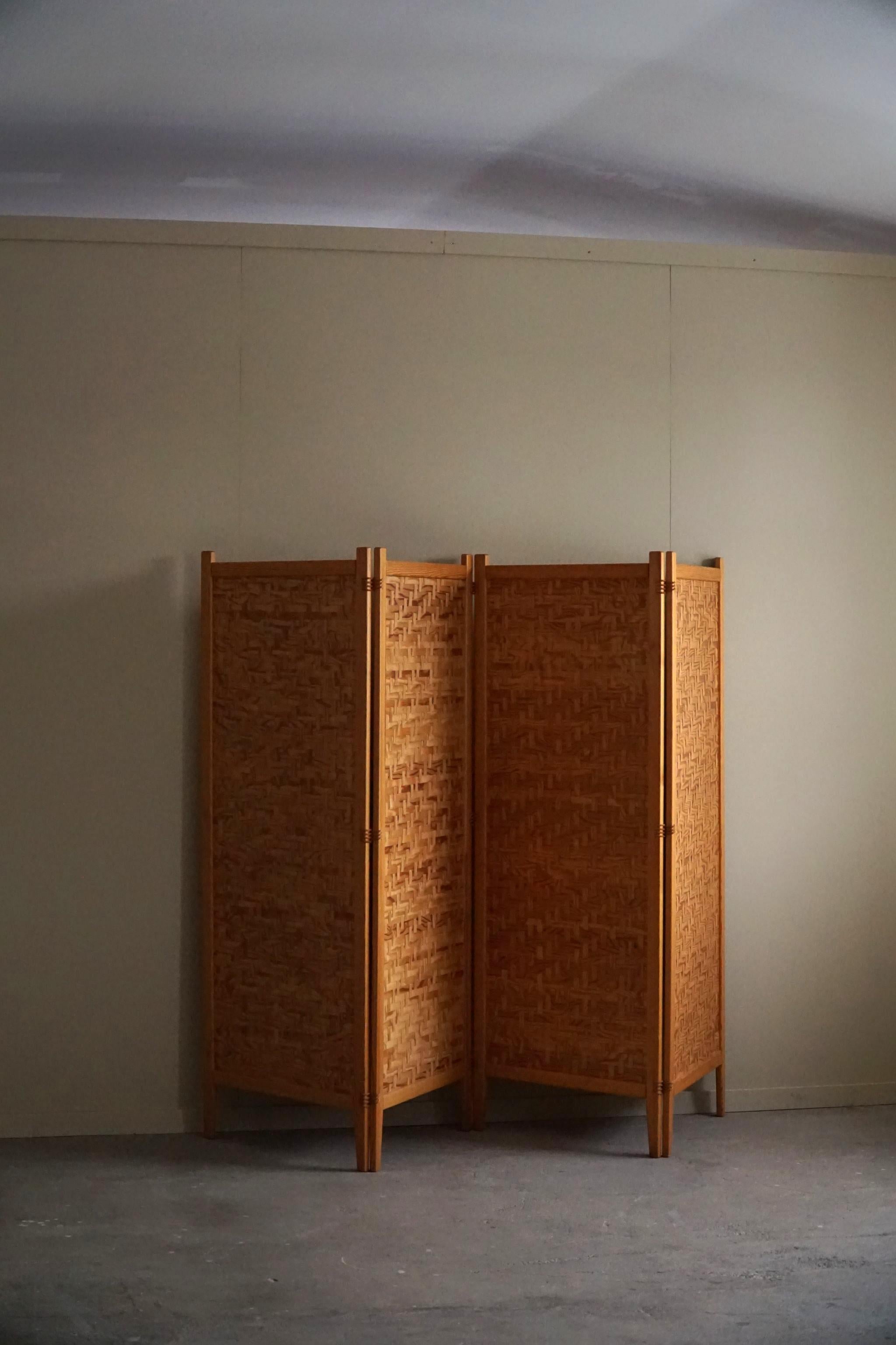 Introducing a Swedish Modern folding screen / roomdivider in pine and leather. Made by Alberts Tibro, Sweden, in the 1960s. A truly sculptural and artful piece, that will complement many interior styles. A Modern, Scandinavian, Japandi or an Art