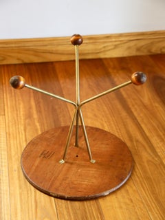 Mesa auxiliar Alberts Tibro de teca sueca con base de latón