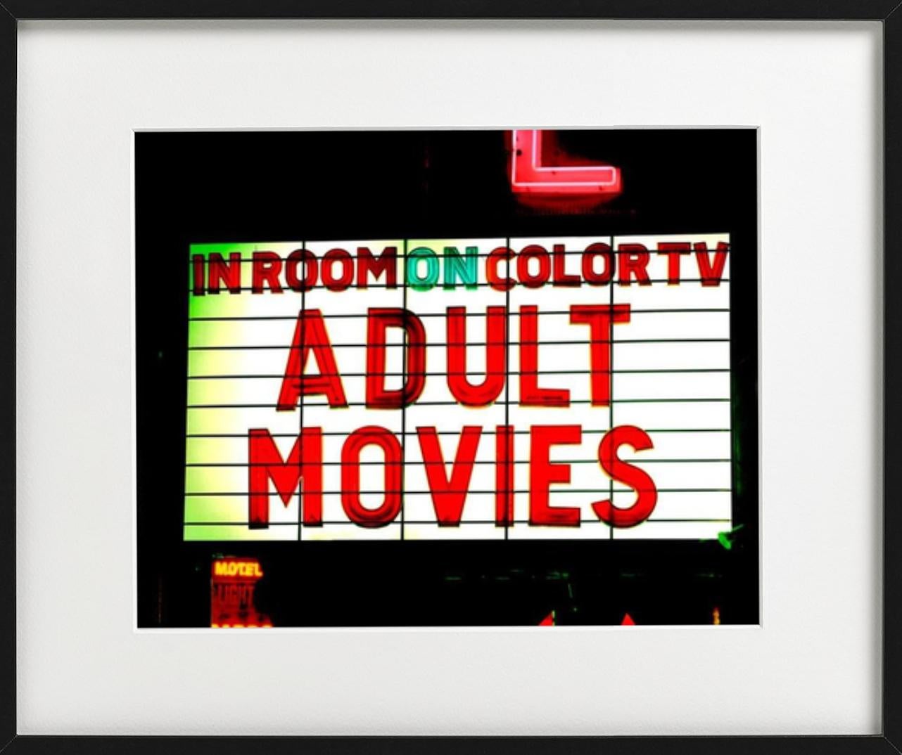 « ADult movies » - enseigne au néon emblématique à Los Angeles, photographie d'art, 2001 en vente 2