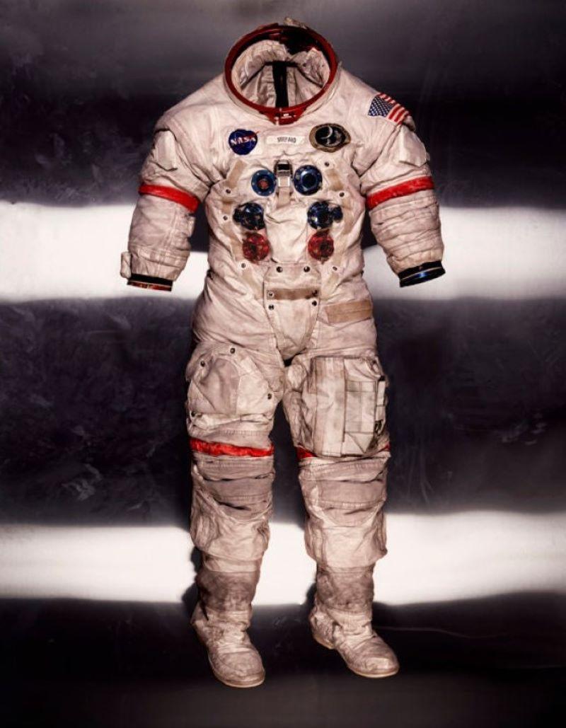 Color Photograph de Albert Watson - Alan Shepard, Lunar Suite (1990) - el traje con el que Alan Shepard viajó a la Luna