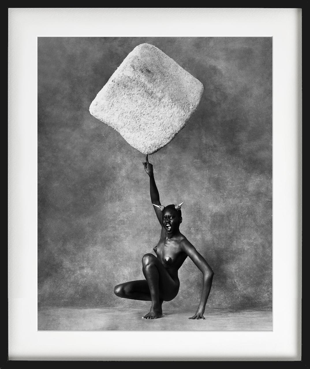 Alek Wek con Sugar Cube, New York City, Lavazza, Fotografia d'autore, 1996 - Photograph Contemporaneo di Albert Watson