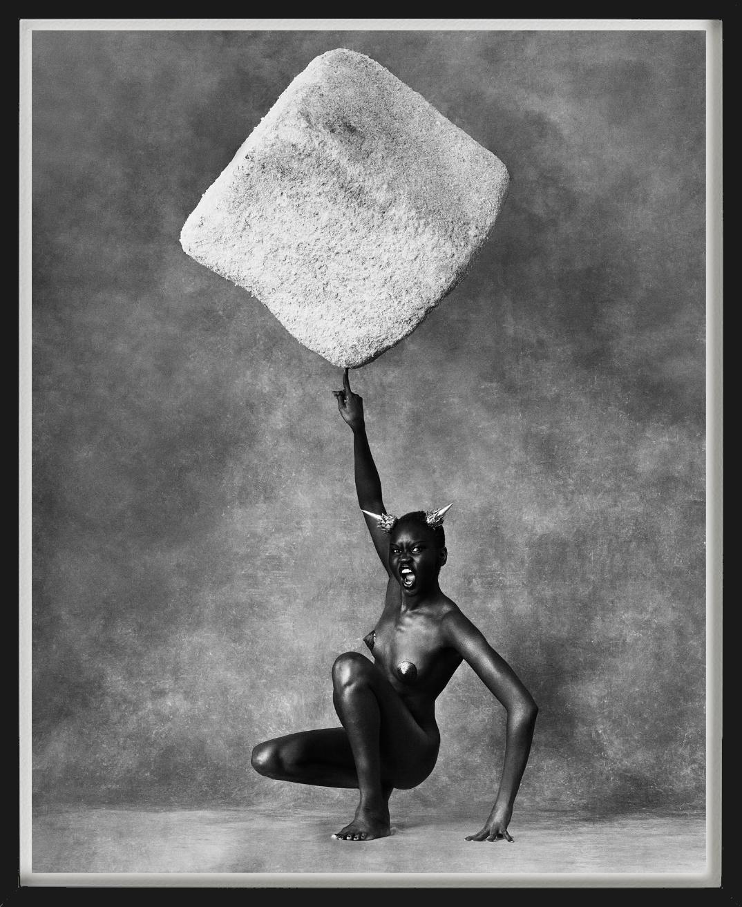 Alek Wek con Sugar Cube, New York City, Lavazza, Fotografia d'autore, 1996 - Figurative Photograph Grigio di Albert Watson