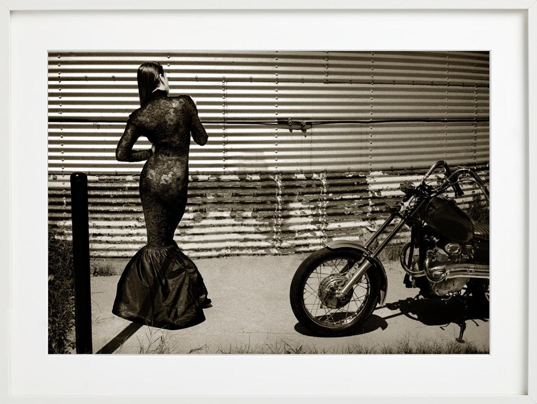 Ana NY - Femme et moto, noir et blanc, photographie d'art en vente 5