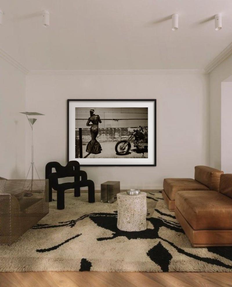 Ana NY - Femme et moto, noir et blanc, photographie d'art - Photograph de Albert Watson