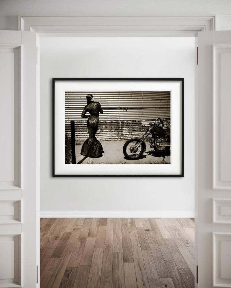 Ana NY - Femme et moto, noir et blanc, photographie d'art - Contemporain Photograph par Albert Watson
