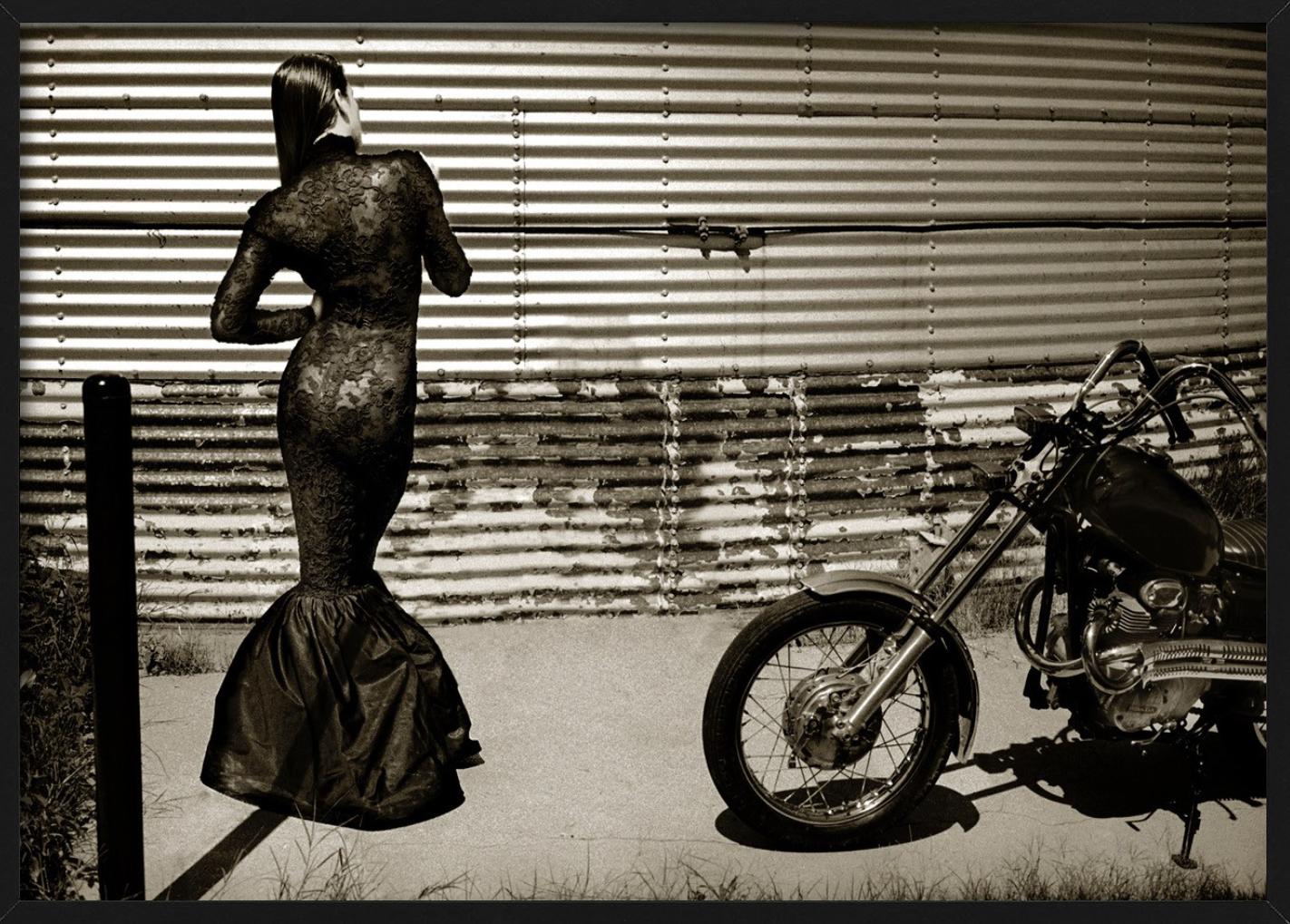 Ana NY - Femme et moto, noir et blanc, photographie d'art en vente 1