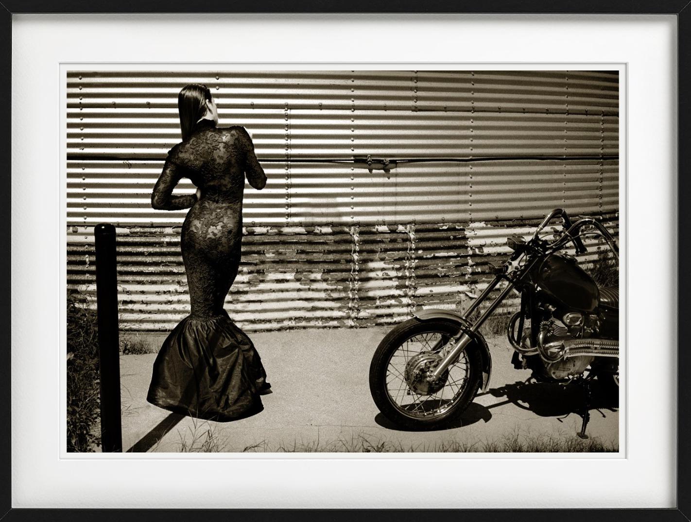 Ana NY - Femme et moto, noir et blanc, photographie d'art en vente 2