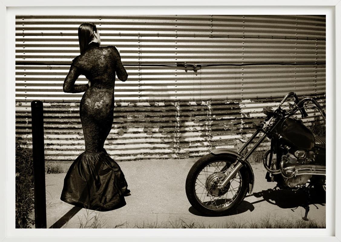 Ana NY - Femme et moto, noir et blanc, photographie d'art en vente 3