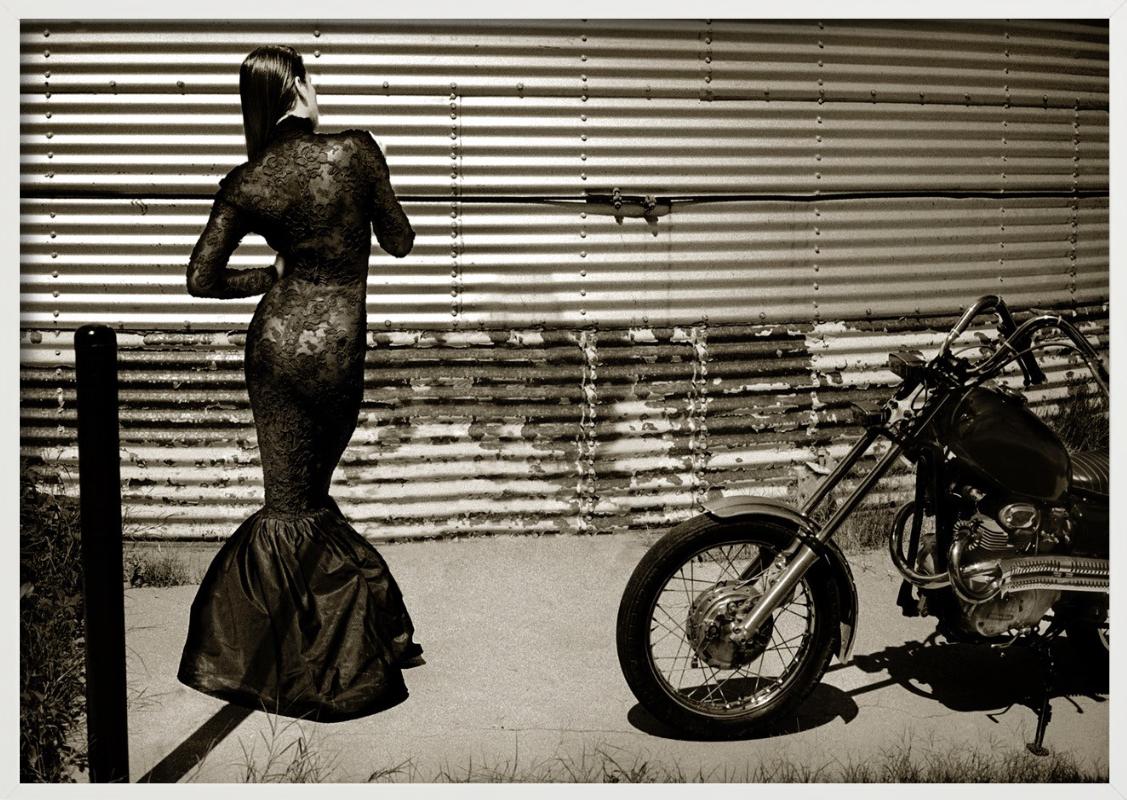 Ana NY - Femme et moto, noir et blanc, photographie d'art en vente 4