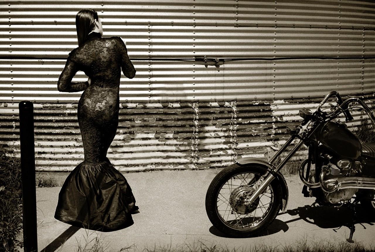 Black and White Photograph Albert Watson - Ana NY - Femme et moto, noir et blanc, photographie d'art