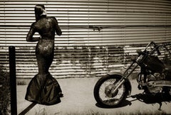 Ana NY - Femme et moto, noir et blanc, photographie d'art