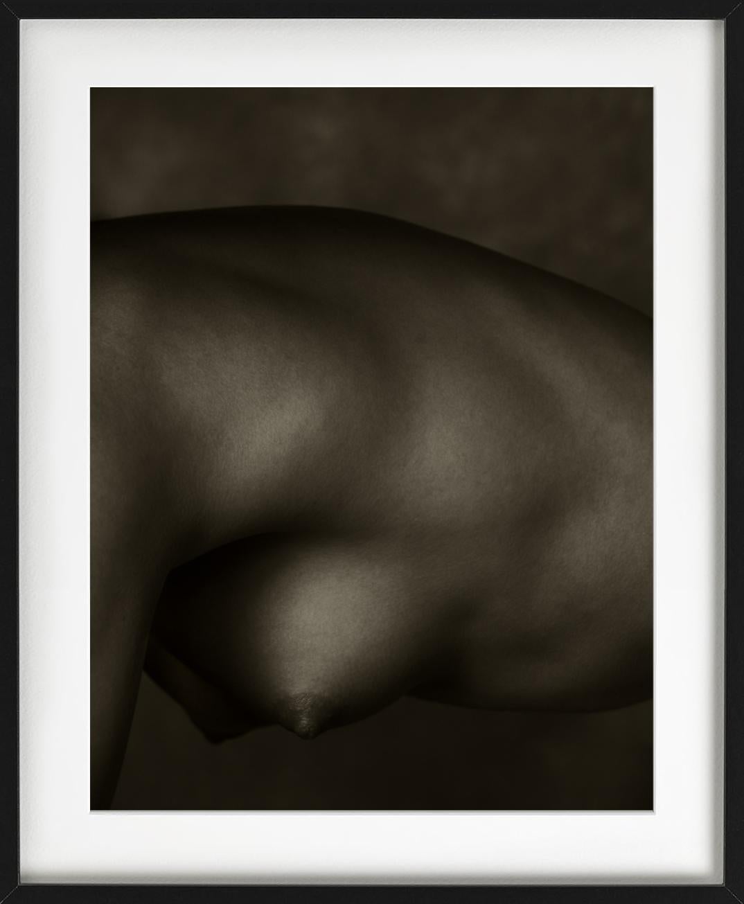 Anouk Dirske - Nu, noir et blanc, photographie d'art - Noir Figurative Photograph par Albert Watson