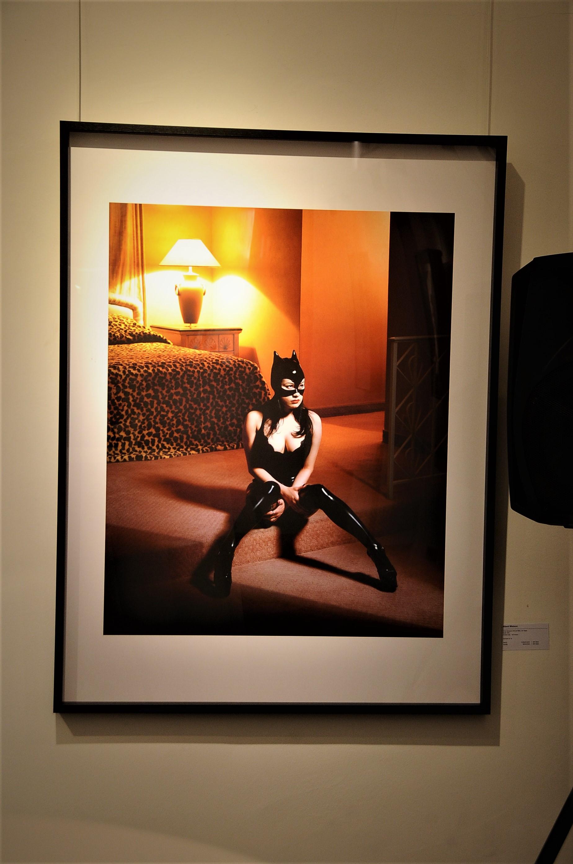 Breaunna in Katzenmaske - Modell in einem Katzenanzug, der auf dem Boden eines Hotelzimmers wohnt – Photograph von Albert Watson