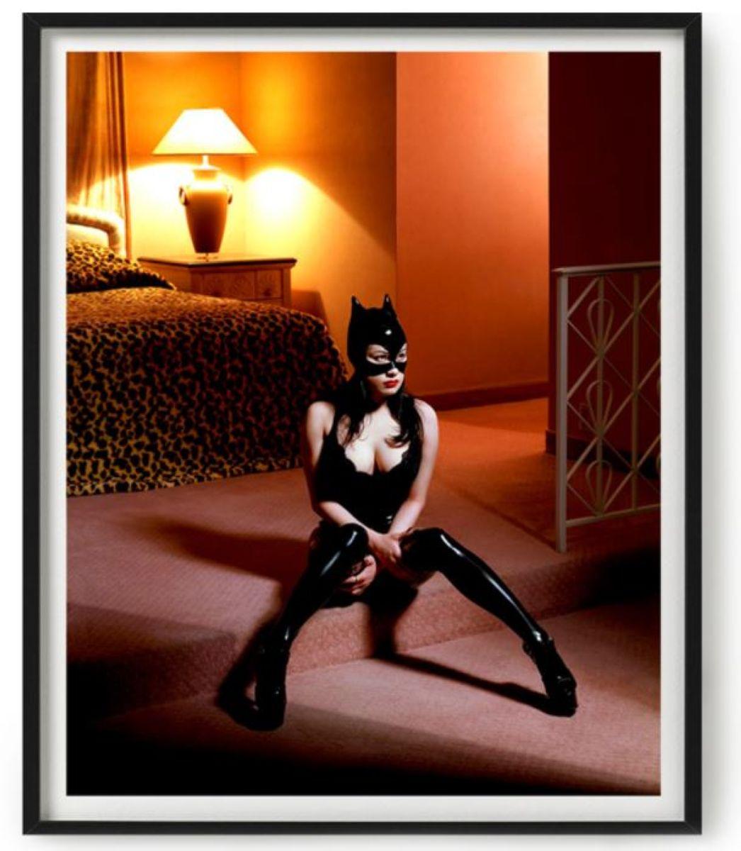 Breaunna in Katzenmaske - Modell in einem Katzenanzug, der auf dem Boden eines Hotelzimmers wohnt (Zeitgenössisch), Photograph, von Albert Watson