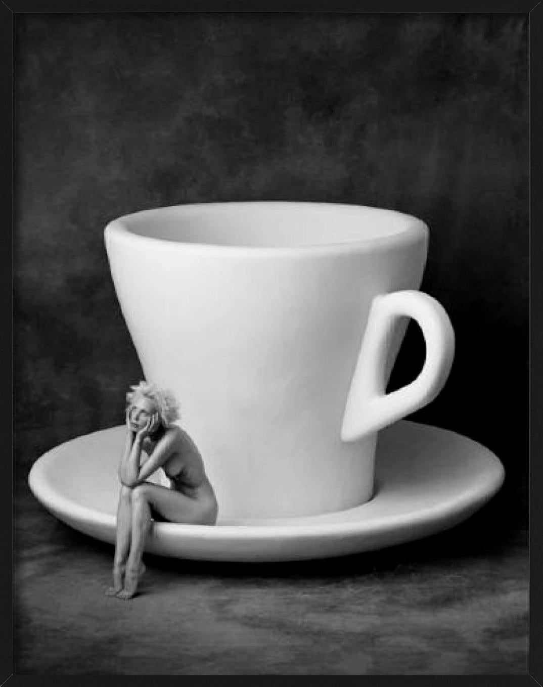 Carmen con la tazza - Nudo surreale con una tazza gigante, Fotografia Fine Arts, 1996 - Photograph Contemporaneo di Albert Watson