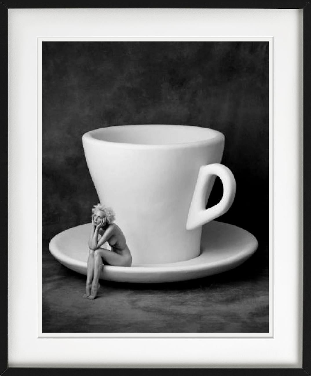 Carmen con la tazza - Nudo surreale con una tazza gigante, Fotografia Fine Arts, 1996 - Nude Photograph Nero di Albert Watson