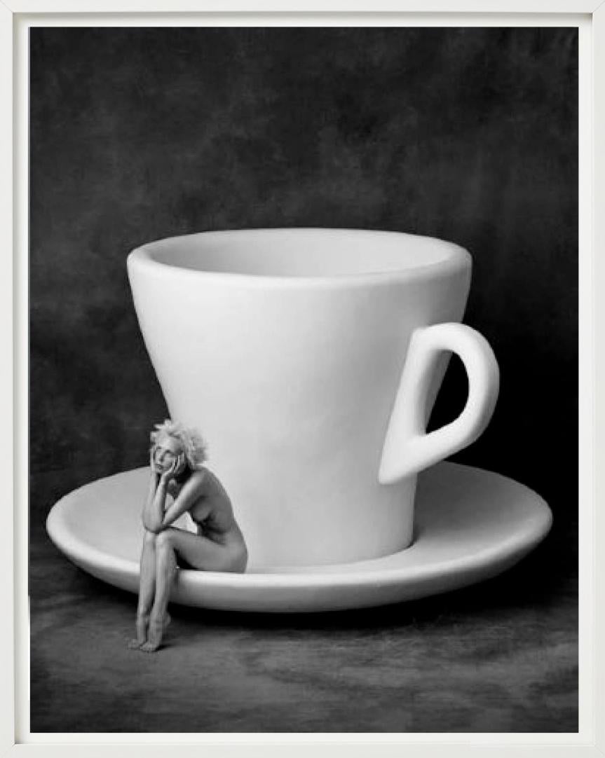 Carmen con la tazza - Nudo surreale con una tazza gigante, Fotografia Fine Arts, 1996 in vendita 3