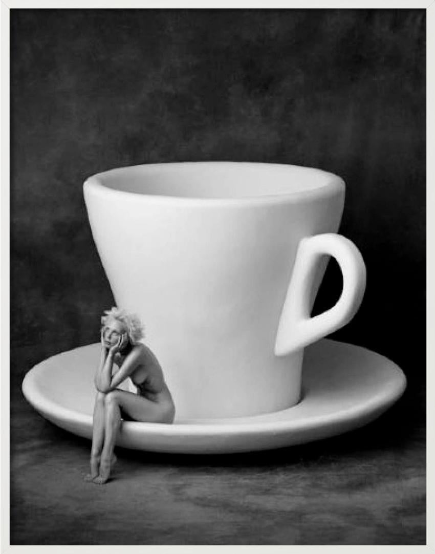 Carmen con la tazza - Nudo surreale con una tazza gigante, Fotografia Fine Arts, 1996 in vendita 4