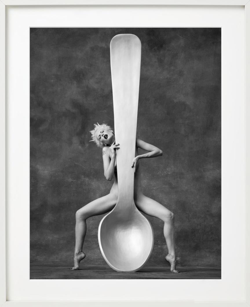 Carmen con un cucchiaio, Serie Lavazza, Fine Art Photography, 1996 in vendita 7