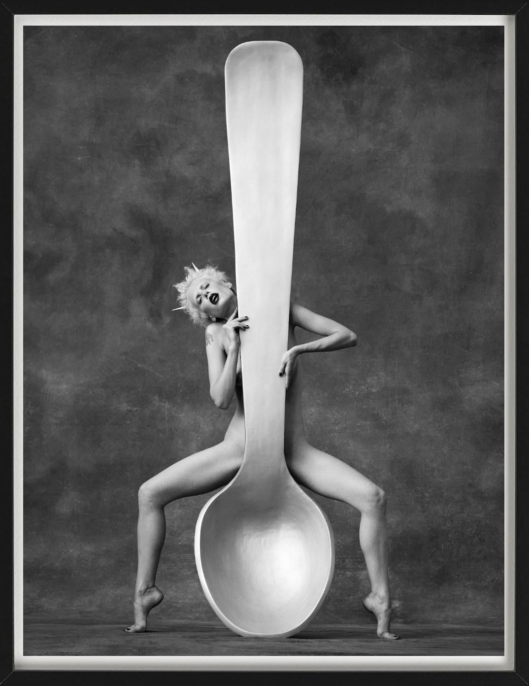 Carmen con un cucchiaio, Serie Lavazza, Fine Art Photography, 1996 - Black and White Photograph Nero di Albert Watson