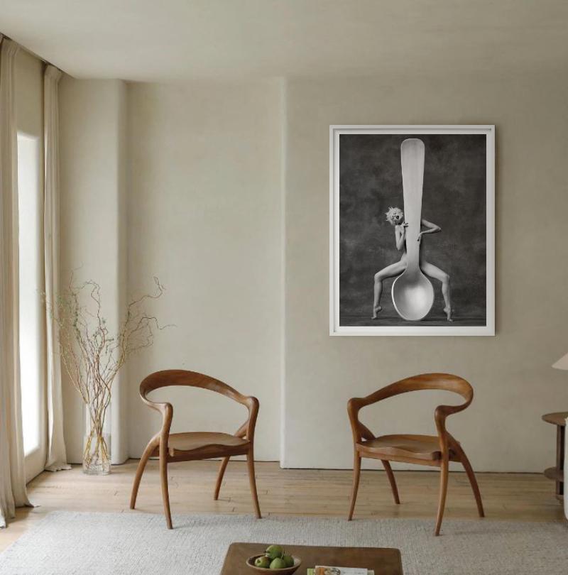 Fotografia surreale di una modella nuda con un cucchiaio gigante. Questa particolare opera d'arte fa parte della serie Lavazza che Watson ha fotografato nel 1996.

Tutte le stampe sono in edizione limitata. Disponibile in più misure. Cornici di alto