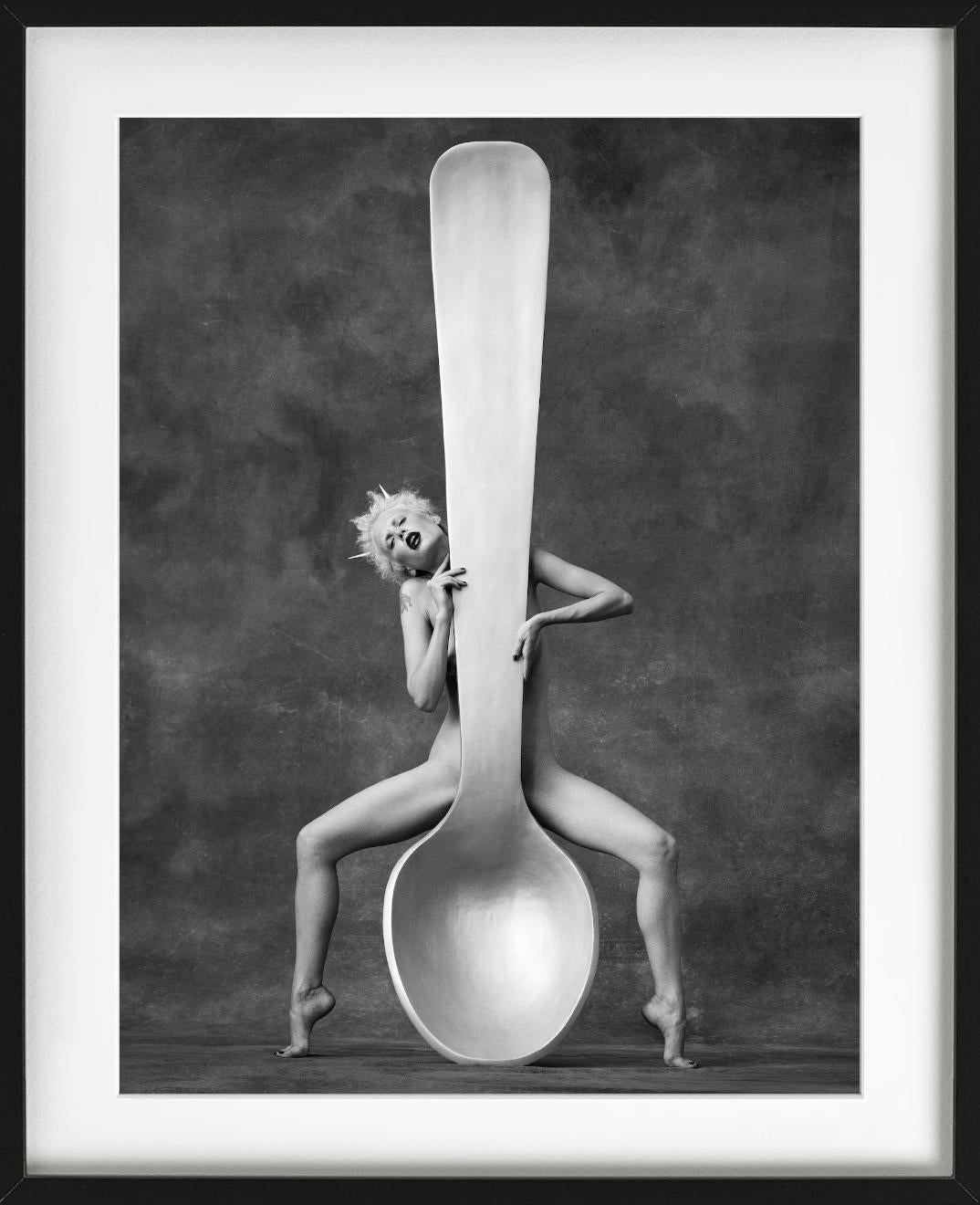 Carmen con un cucchiaio, Serie Lavazza, Fine Art Photography, 1996 in vendita 1
