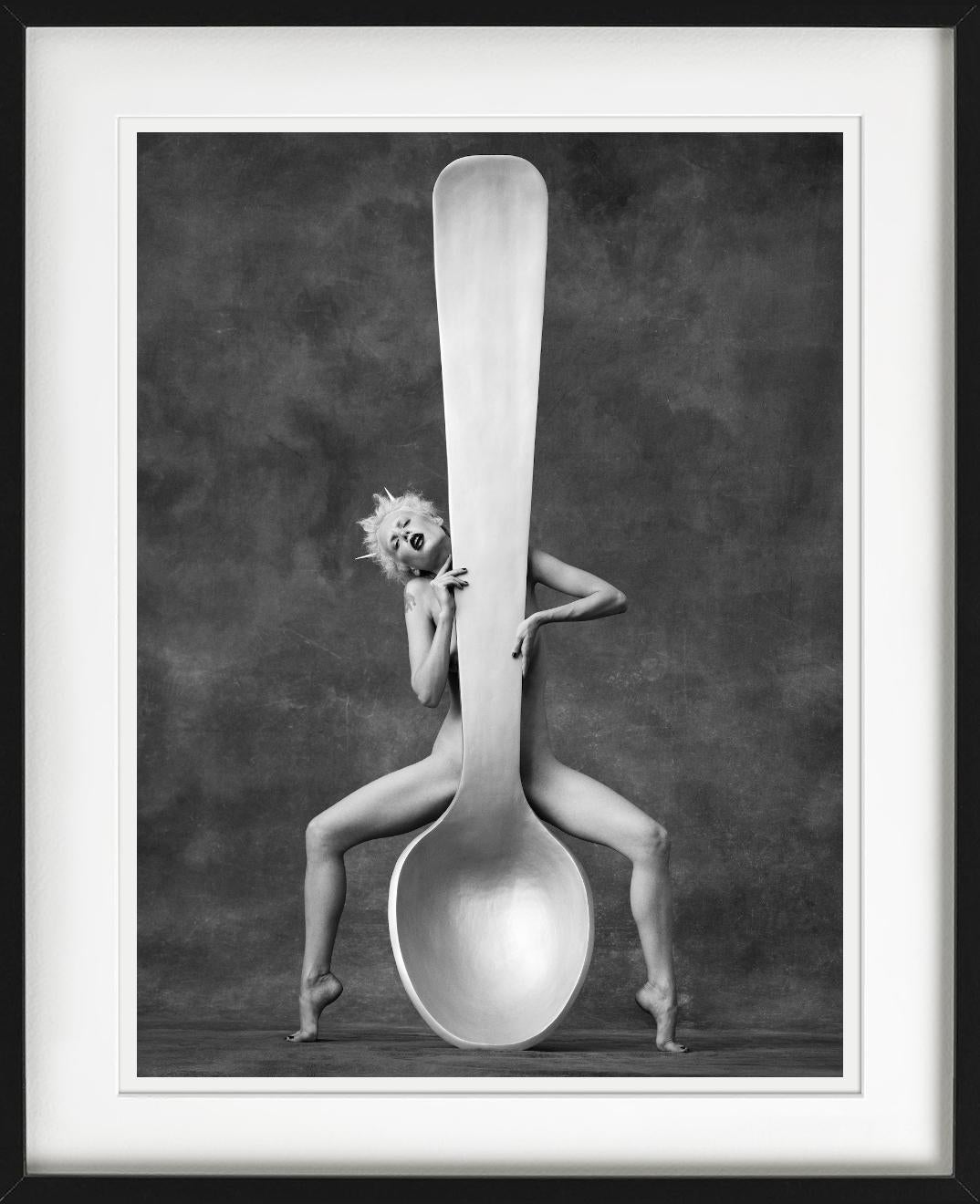 Carmen con un cucchiaio, Serie Lavazza, Fine Art Photography, 1996 in vendita 2
