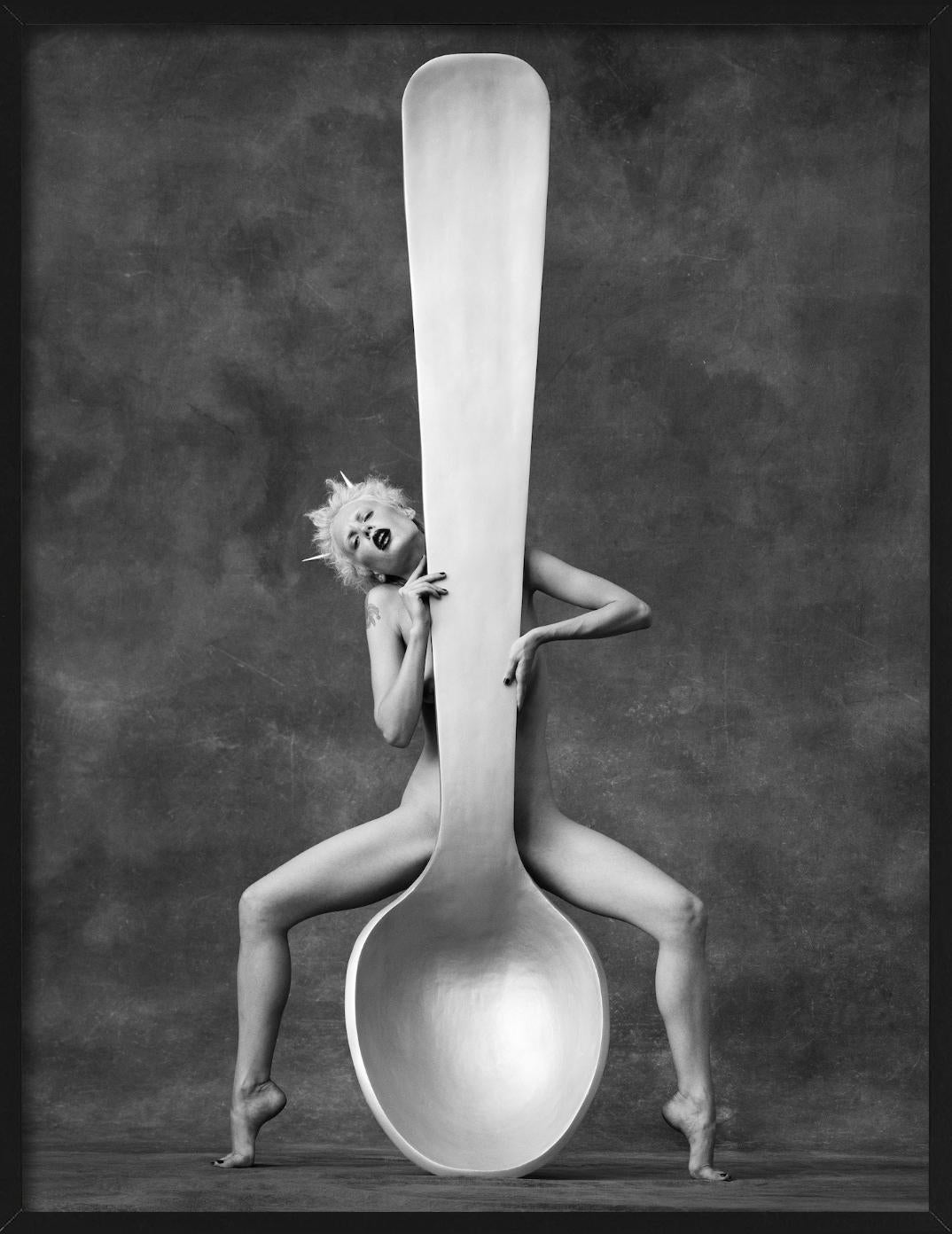 Carmen con un cucchiaio, Serie Lavazza, Fine Art Photography, 1996 in vendita 3