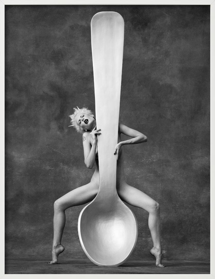 Carmen con un cucchiaio, Serie Lavazza, Fine Art Photography, 1996 in vendita 4