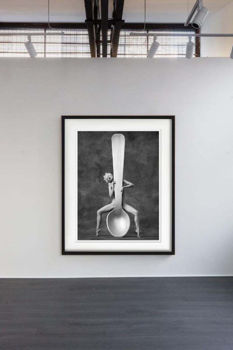 Carmen con un cucchiaio, Serie Lavazza, Fine Art Photography, 1996 in vendita 5