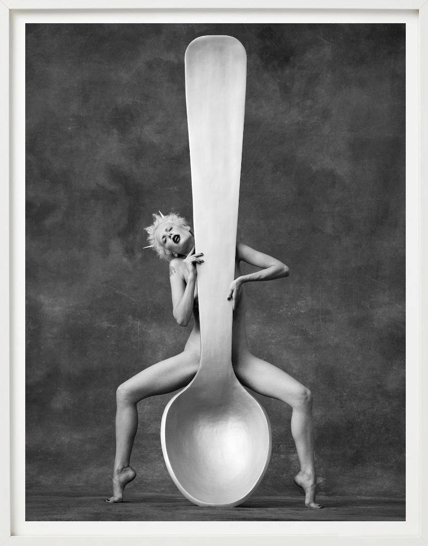 Carmen con un cucchiaio, Serie Lavazza, Fine Art Photography, 1996 in vendita 6