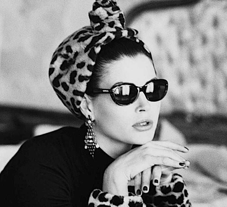 Carre Otis in Kopftuch mit Geparden-Druck, Venedig, Italien – Photograph von Albert Watson