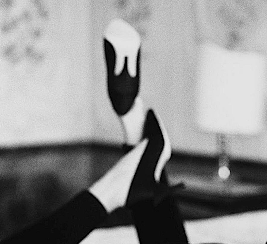 Carre Otis in Kopftuch mit Geparden-Druck, Venedig, Italien (Grau), Black and White Photograph, von Albert Watson