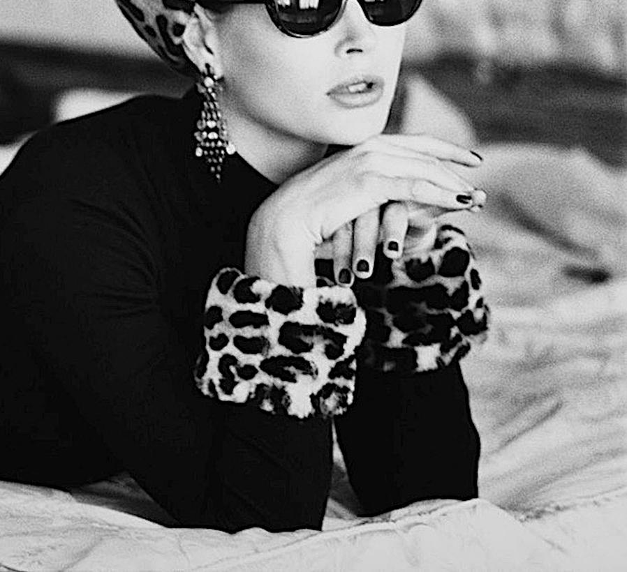 Albert Watson
Carre Otis mit Kopfbedeckung im Geparden-Print, Venedig, Italien, 1992
Archivierungs-Pigmentdruck
107 x 142 cm (42 1/8 x 55 7/8 in.)
Auflage: 10 Stück plus 2 Probedrucke
Nur drucken
Signiert von der Künstlerin

Albert Watson wurde 1942