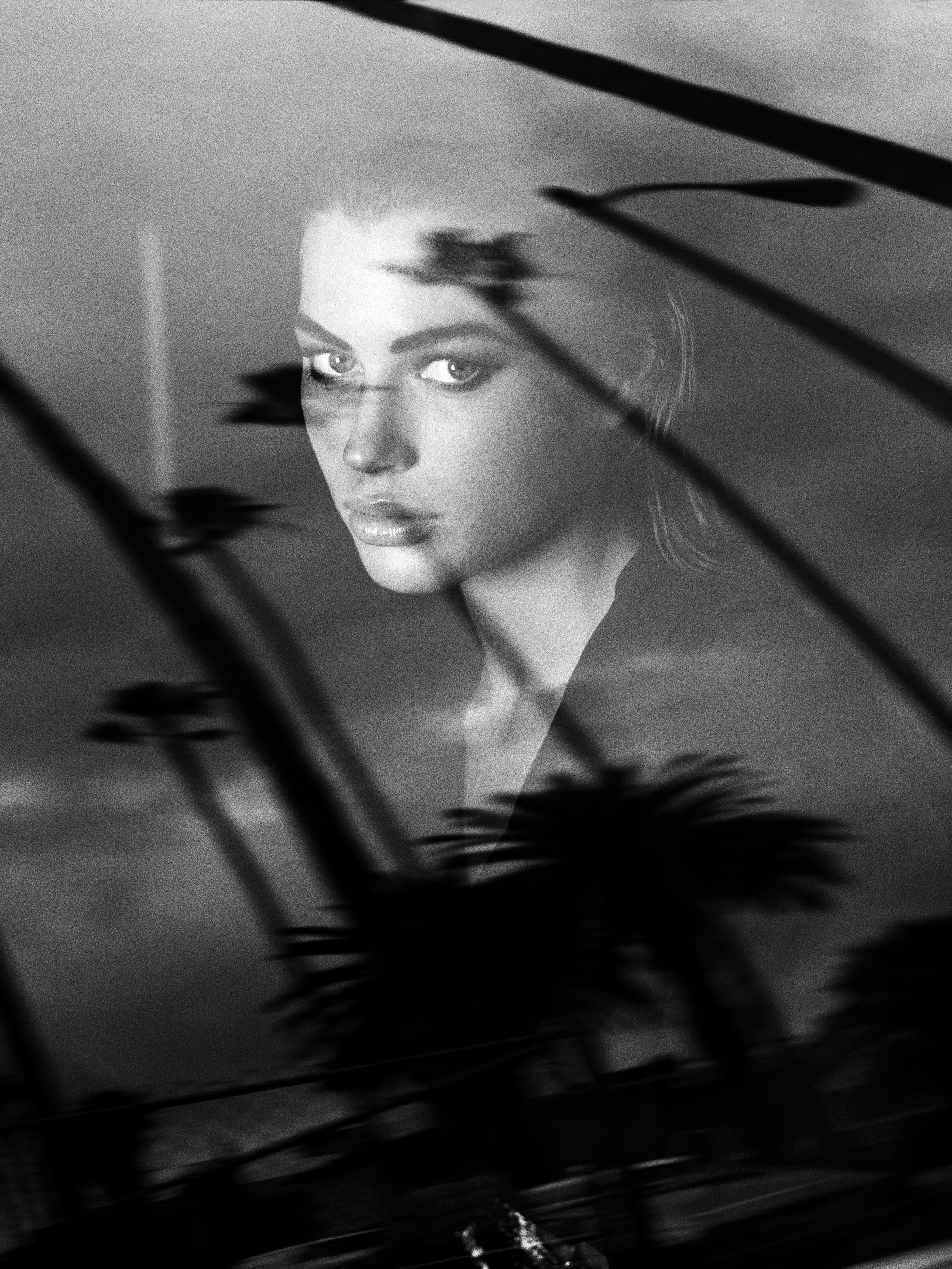 Albert Watson Black and White Photograph – Carre Otis, durch das Autofenster, Los Angeles