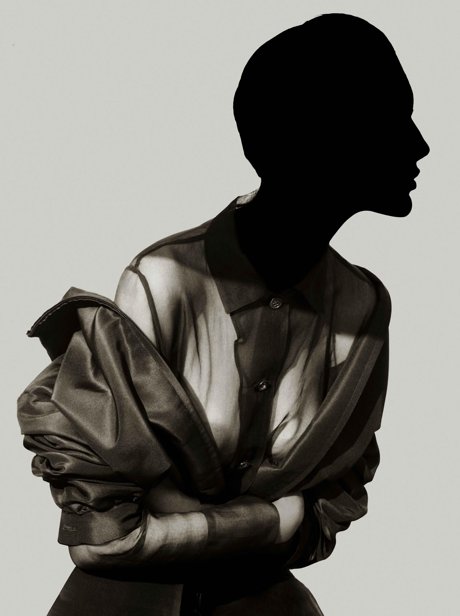 Albert Watson Black and White Photograph – Charlotte Flossaut in Prada-Jacke, Mailand, Italien