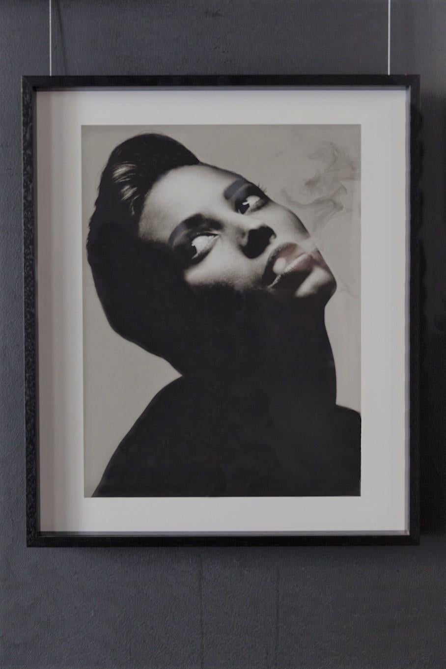 Christy Turlington Rauch (Grau), Black and White Photograph, von Albert Watson