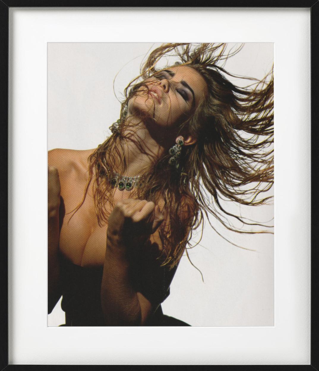 Claudia Schiffer für Vogue Italia – dynamisches Porträt, Kunstfotografie 1990 – Photograph von Albert Watson