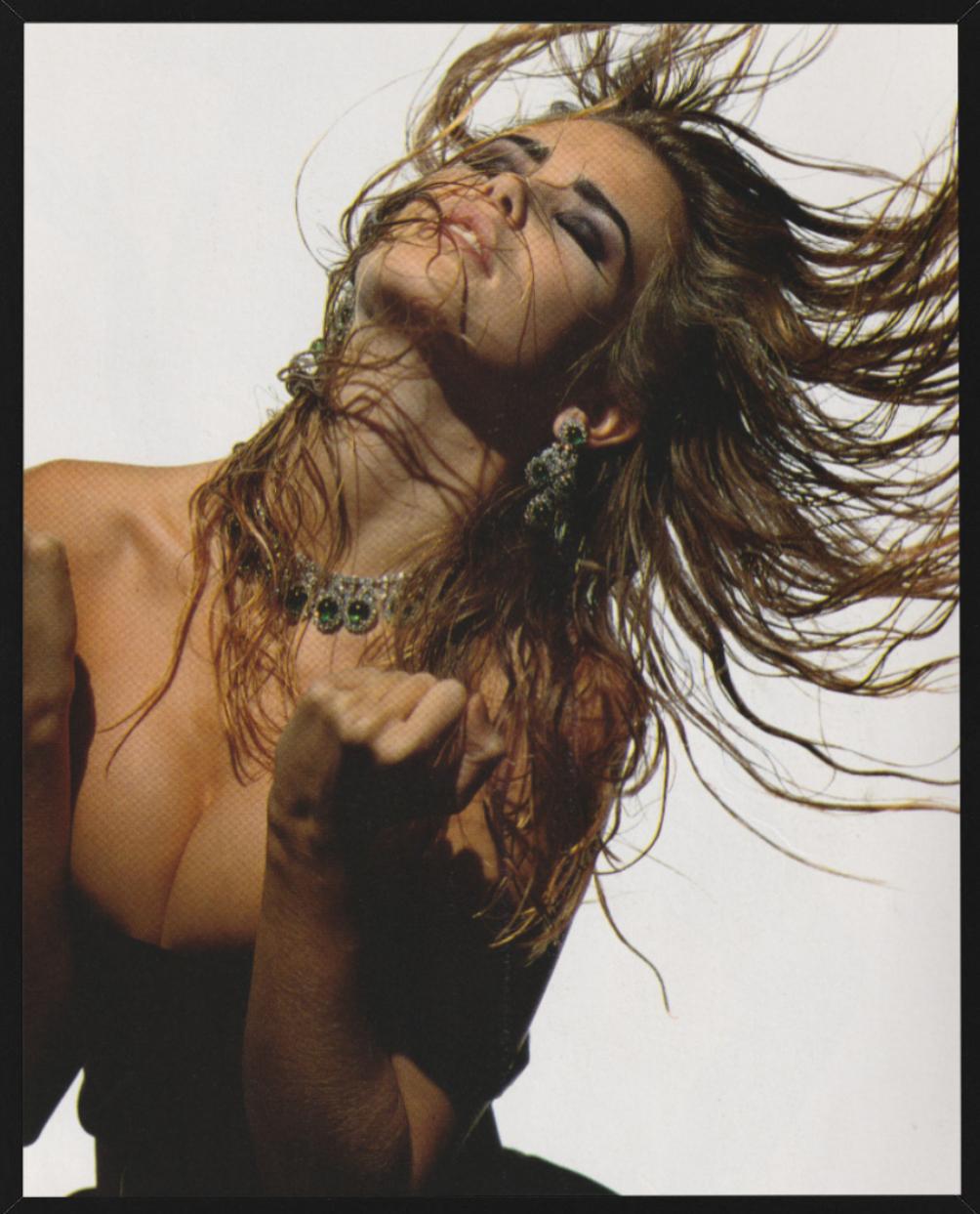 Claudia Schiffer für Vogue Italia – dynamisches Porträt, Kunstfotografie 1990 (Schwarz), Portrait Photograph, von Albert Watson