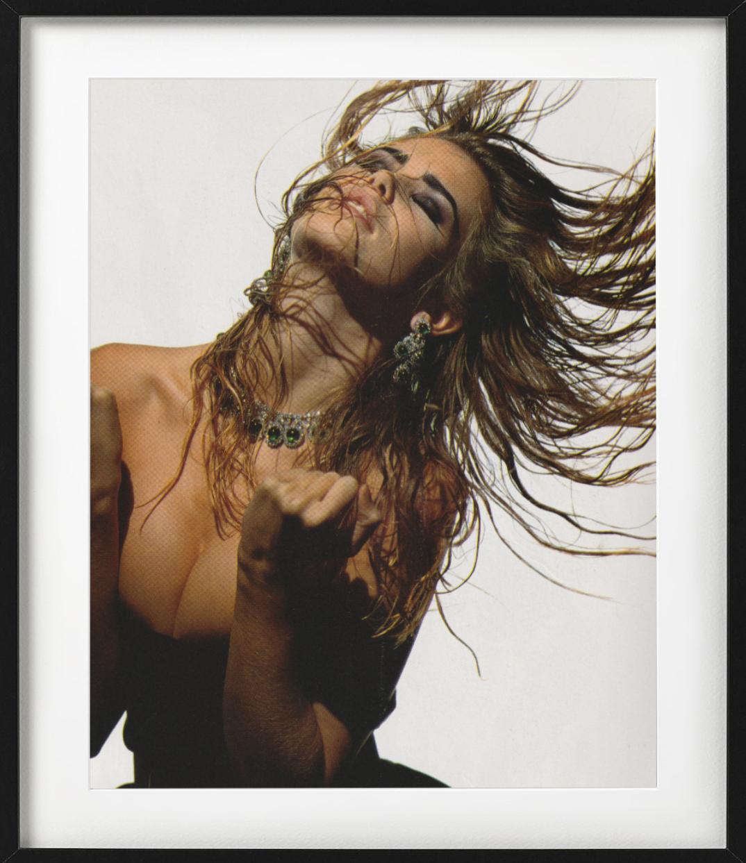 Farbporträt des blonden Supermodels Claudia Schiffer mit zurückgeworfenem Haar, schwarzem Kleid und grünem Schmuck, fotografiert von Albert Watson im Jahr 1992.

Alle Drucke sind in limitierter Auflage erhältlich. Erhältlich in zwei Größen.
