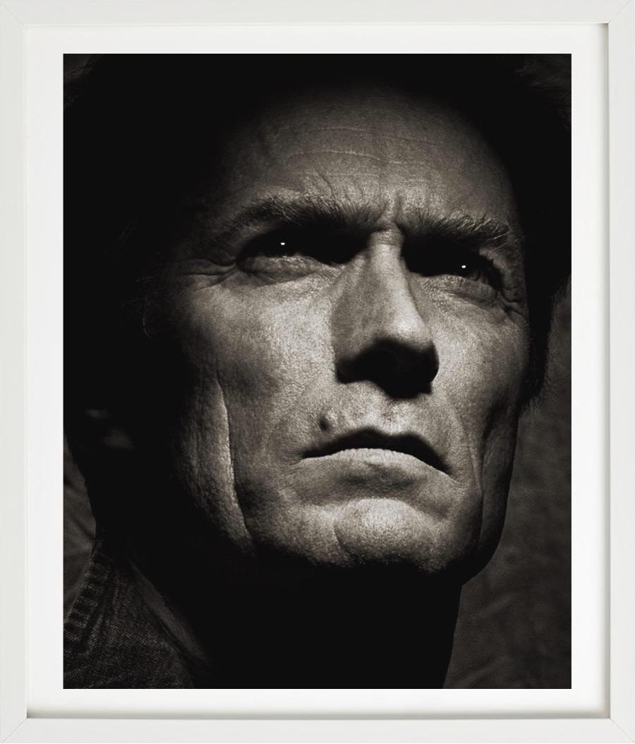 Clint Eastwood' - Porträt für den Rolling Stone, Kunstfotografie, 1985 (Grau), Portrait Photograph, von Albert Watson