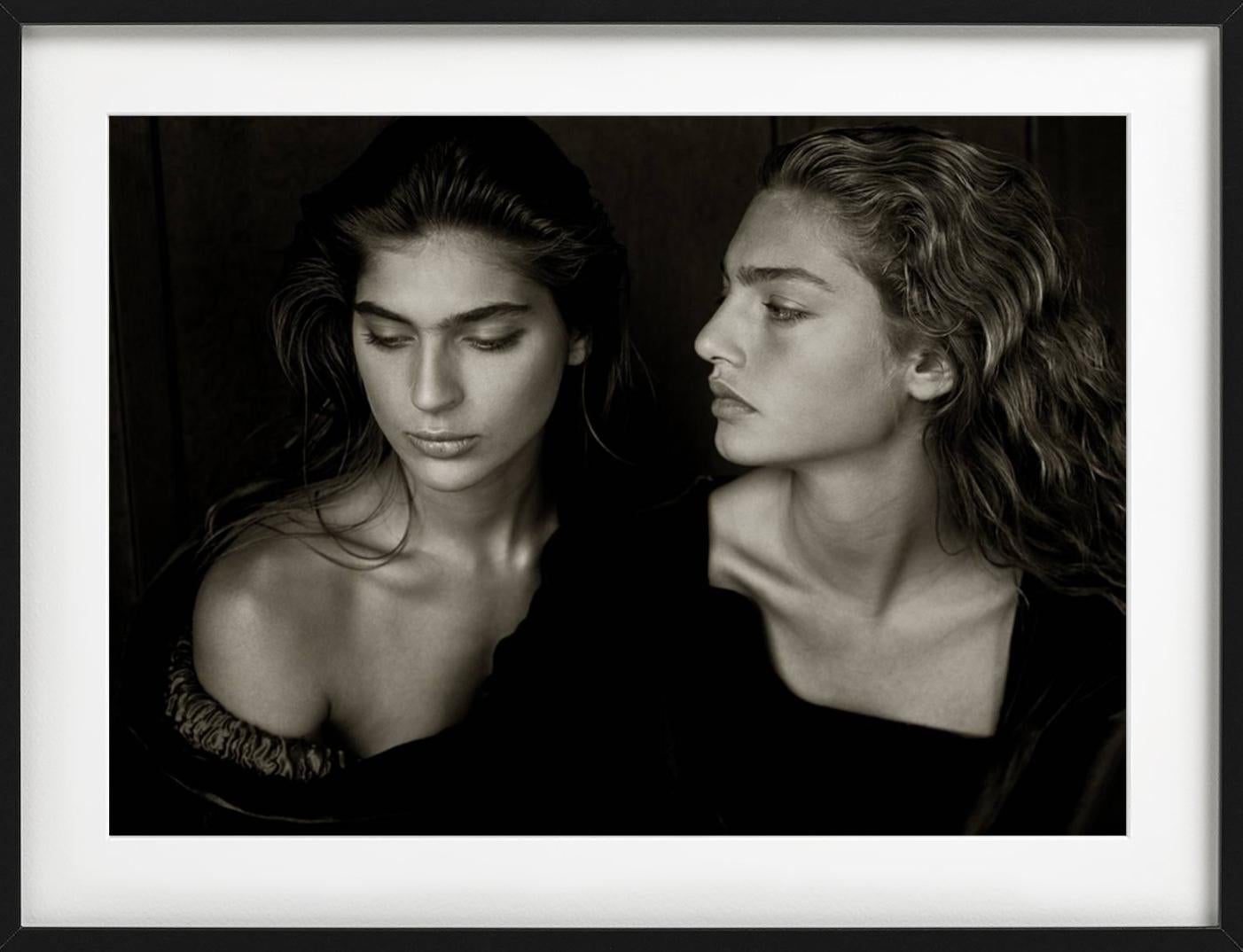 Gabrielle Reece e Michaela Bercu - Doppio ritratto, Fotografia Fine Art, 1989 - Portrait Photograph Nero di Albert Watson