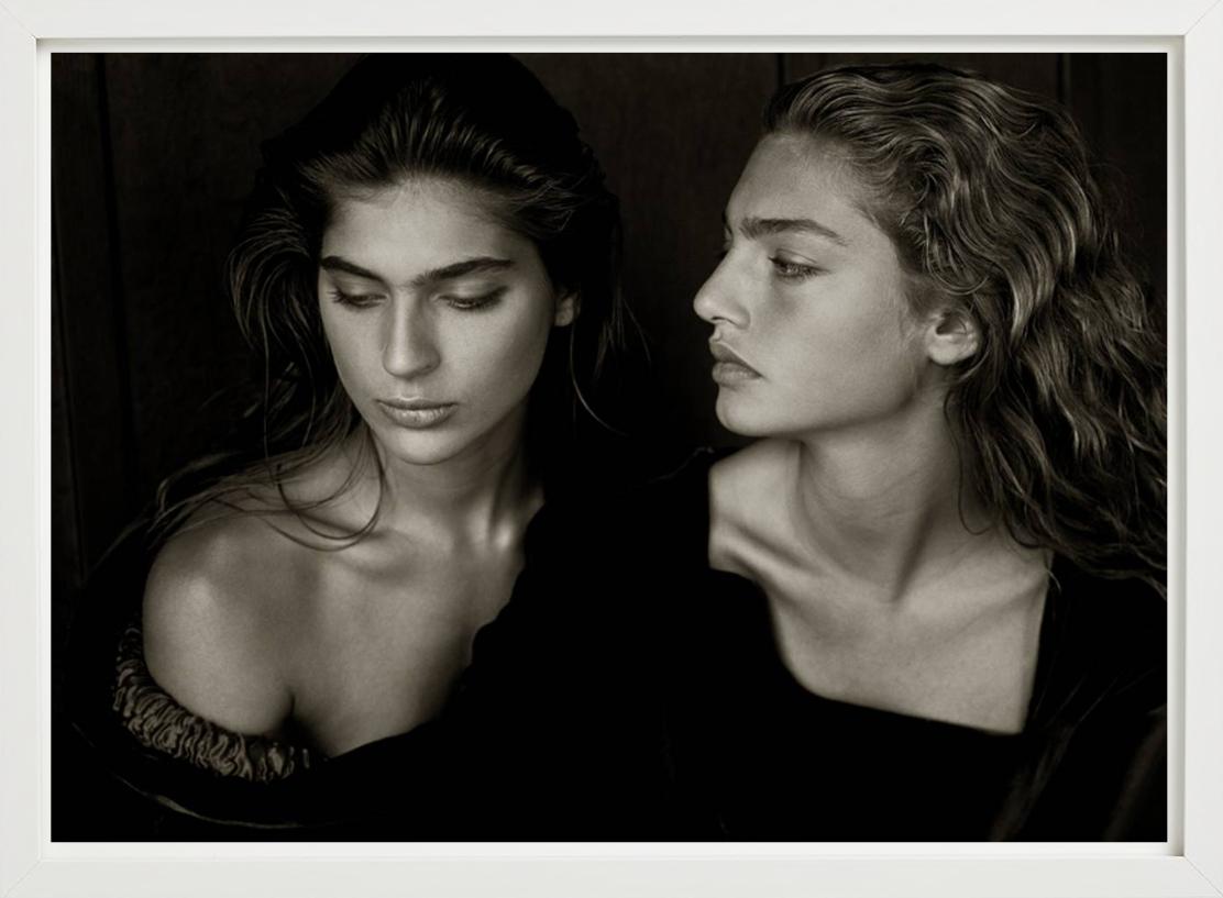Doppio ritratto delle famose modelle Gabrielle Reece e Michaela Bercu, fotografate da Albert Watson per Vogue Italia nel 1989.

Tutte le stampe sono in edizione limitata. Disponibile in più misure. Cornici di alto livello su richiesta.

Tutte le