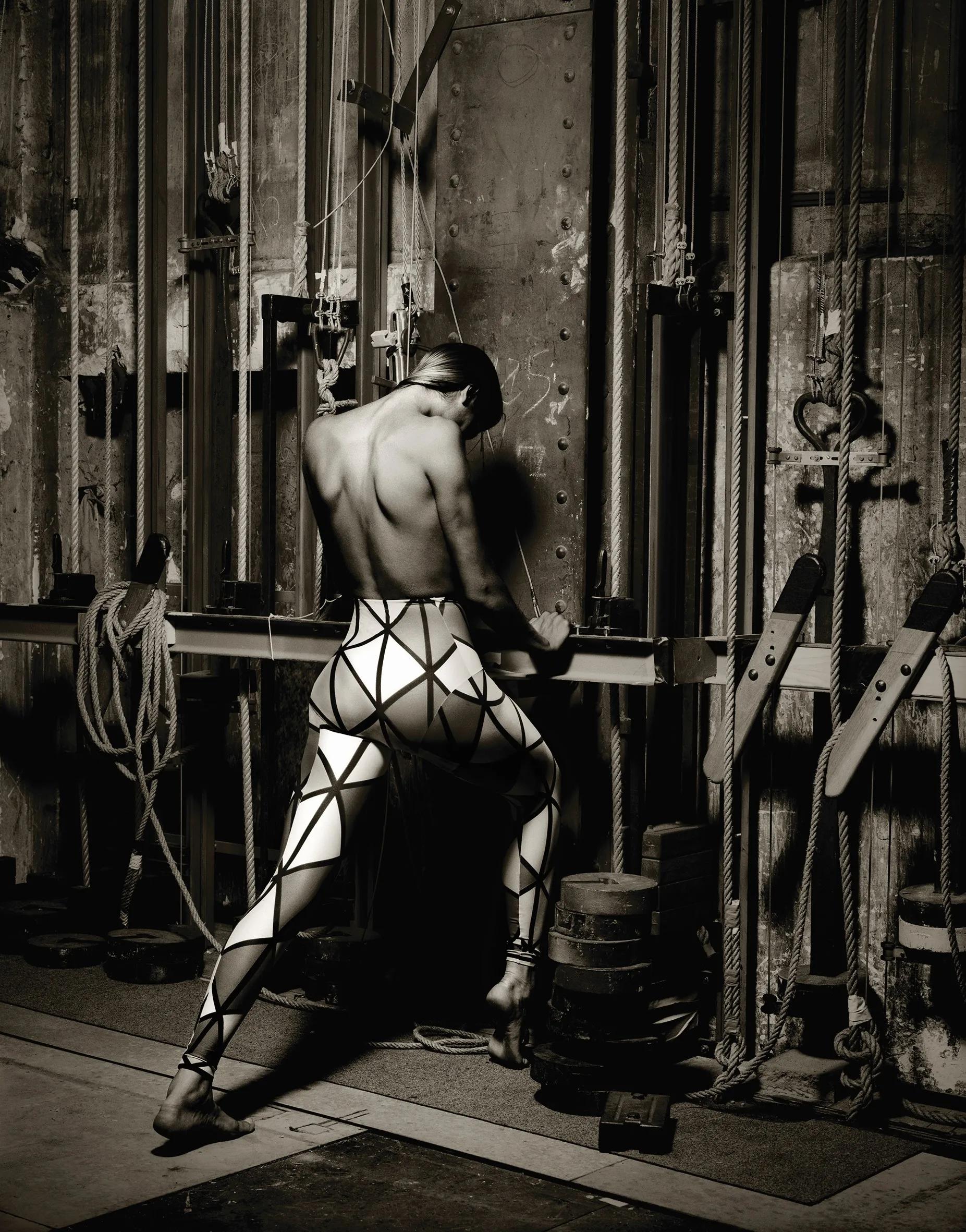Black and White Photograph di Albert Watson - Gabrielle Reece, Vivienne Westwood, Comédie Français - Fine Art Photograpy, 1989