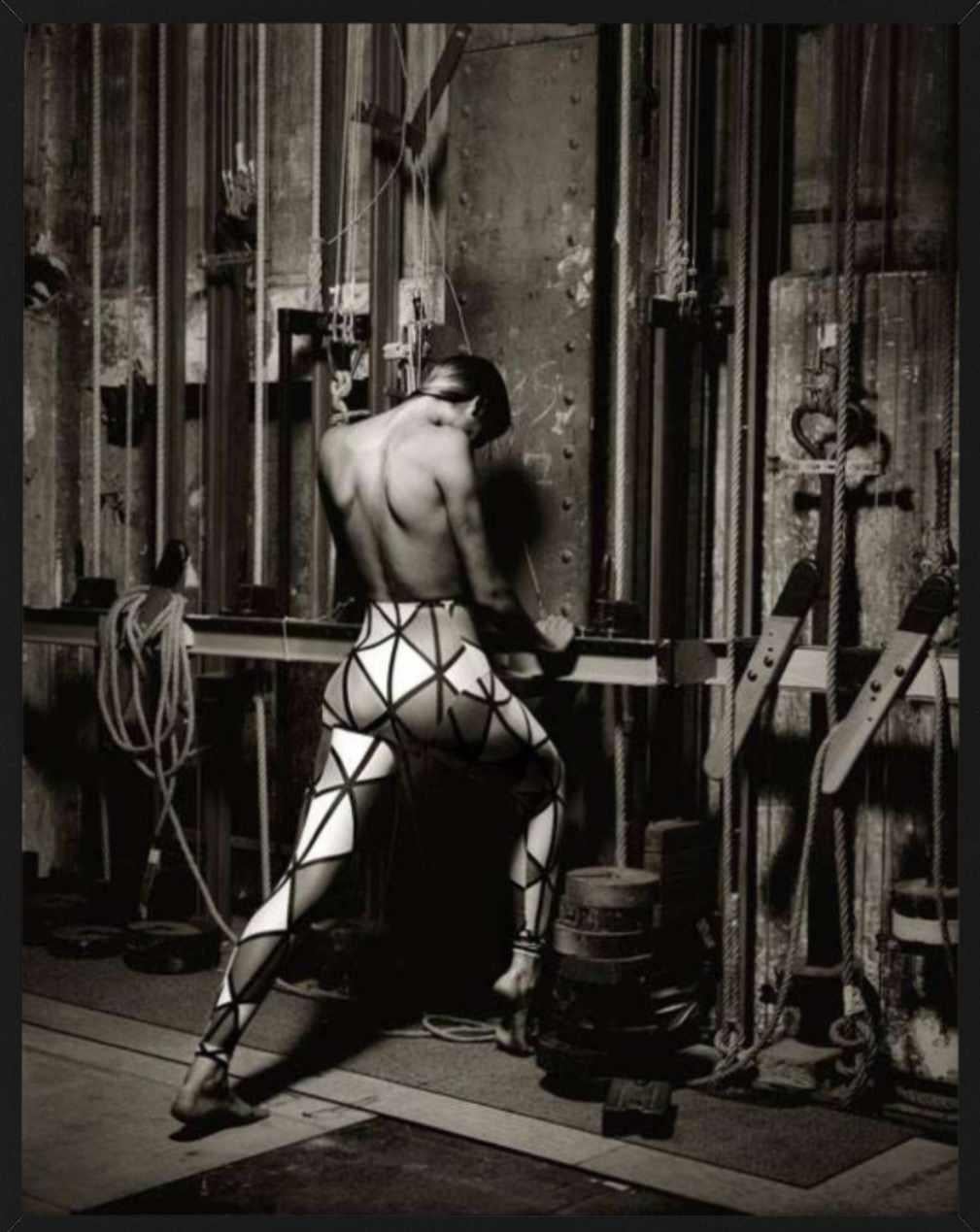 Gabrielle Reece, Vivienne Westwood, Comédie Français - Kunstfotografie, 1989 (Schwarz), Black and White Photograph, von Albert Watson