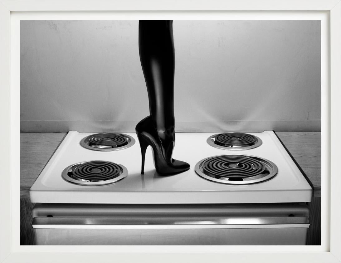 Tacco sul piano di cottura, Budget Suits, Las Vegas - Fine Art Photography, 2000 in vendita 2