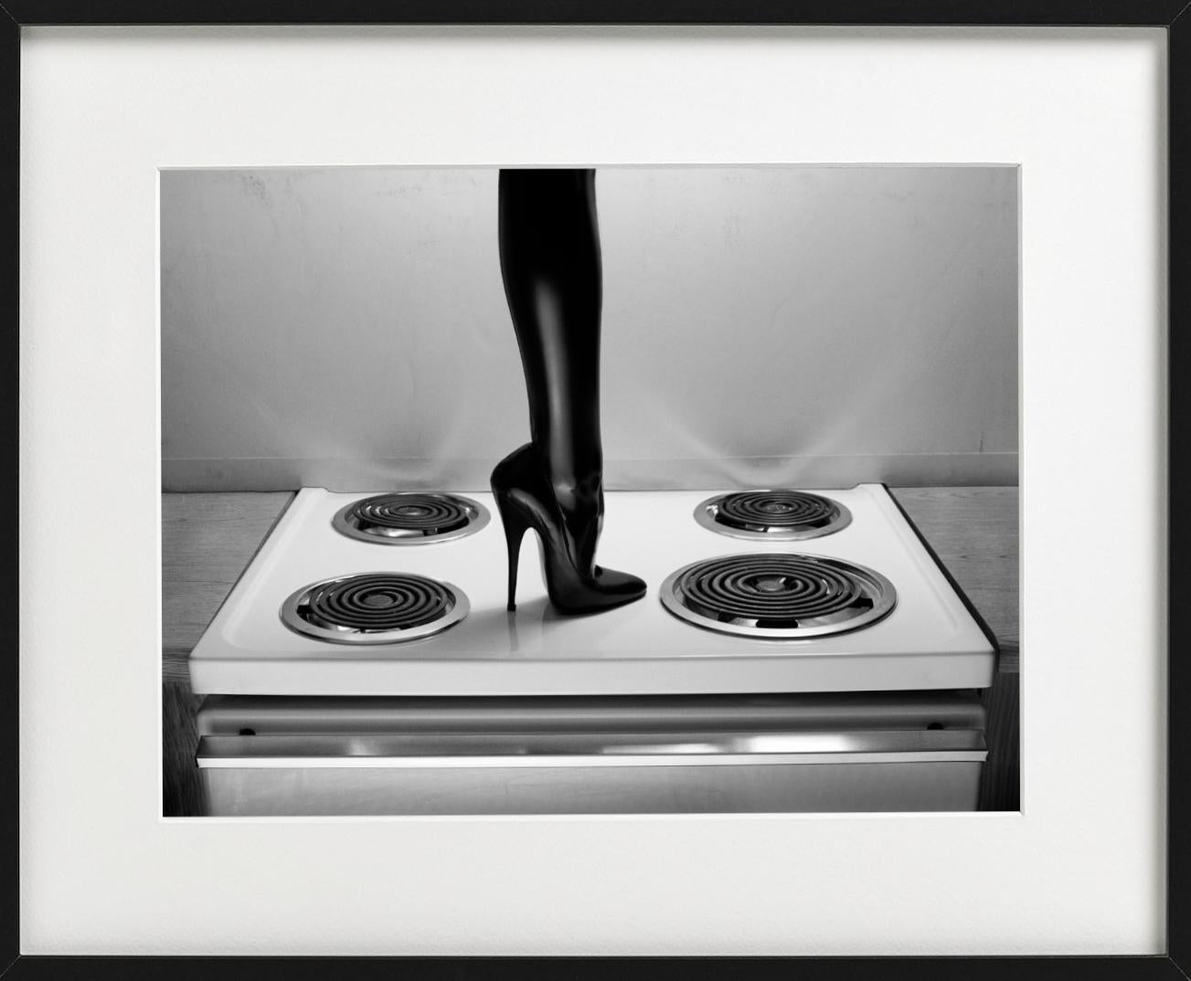 Una gamba femminile con tacco nero e collant in lattice che calpesta un vecchio piano cottura, fotografata da Albert Watson.

Tutte le stampe sono in edizione limitata. Disponibile in più misure. Cornici di alto livello su richiesta.


Tutte le