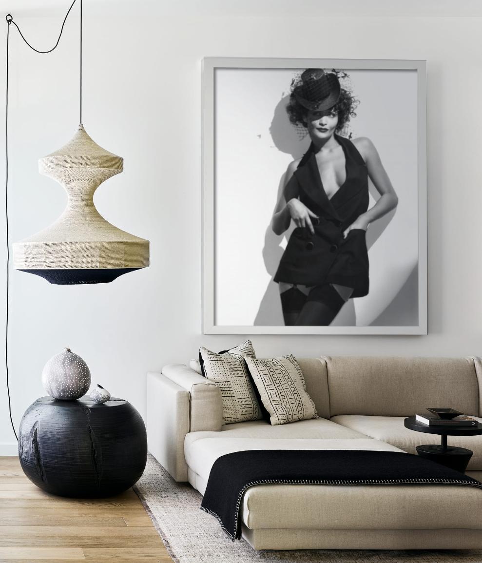 Schwarz-Weiß-Porträt des Supermodels Helena Christensen in Yves Saint Laurent für UK Voge, fotografiert von Albert Watson und veröffentlicht in der Ausgabe vom Januar 1995.

Alle Drucke sind in limitierter Auflage erhältlich. Erhältlich in mehreren