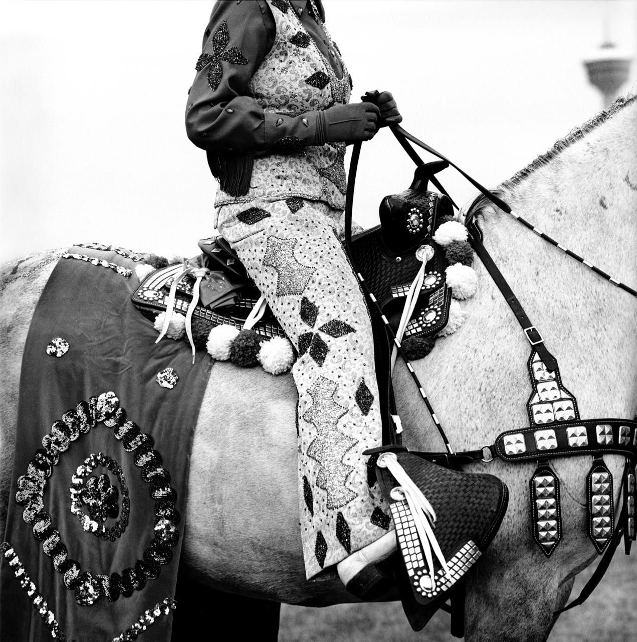 Figurative Photograph Albert Watson - À cheval, rodéo de Calgary 1978, photographie d'art, édition limitée